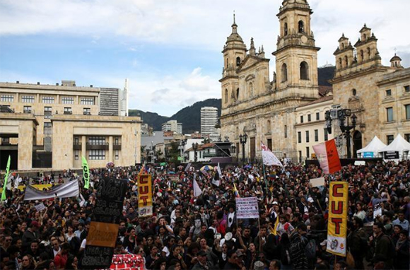 Negativa del Gobierno a negociar intensificará protestas sociales en 2020, advierten en Colombia